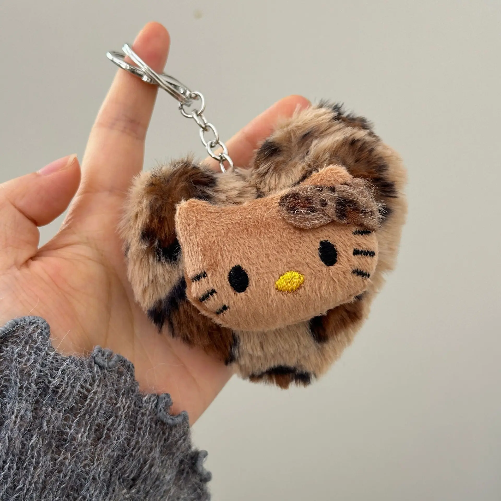 Cartoon Sanrio Hello Kitty Fashion Bag Retro Leopard Doll Pendant Kawaii Anime Toy Keychains Accessories Keyring Christmas Gift
Cartoon Sanrio Hello Kitty Fashion Bag Retro Leopard Doll Pendant Kawaii Anime Toy Keychains Accessories Keyring Christmas Gift