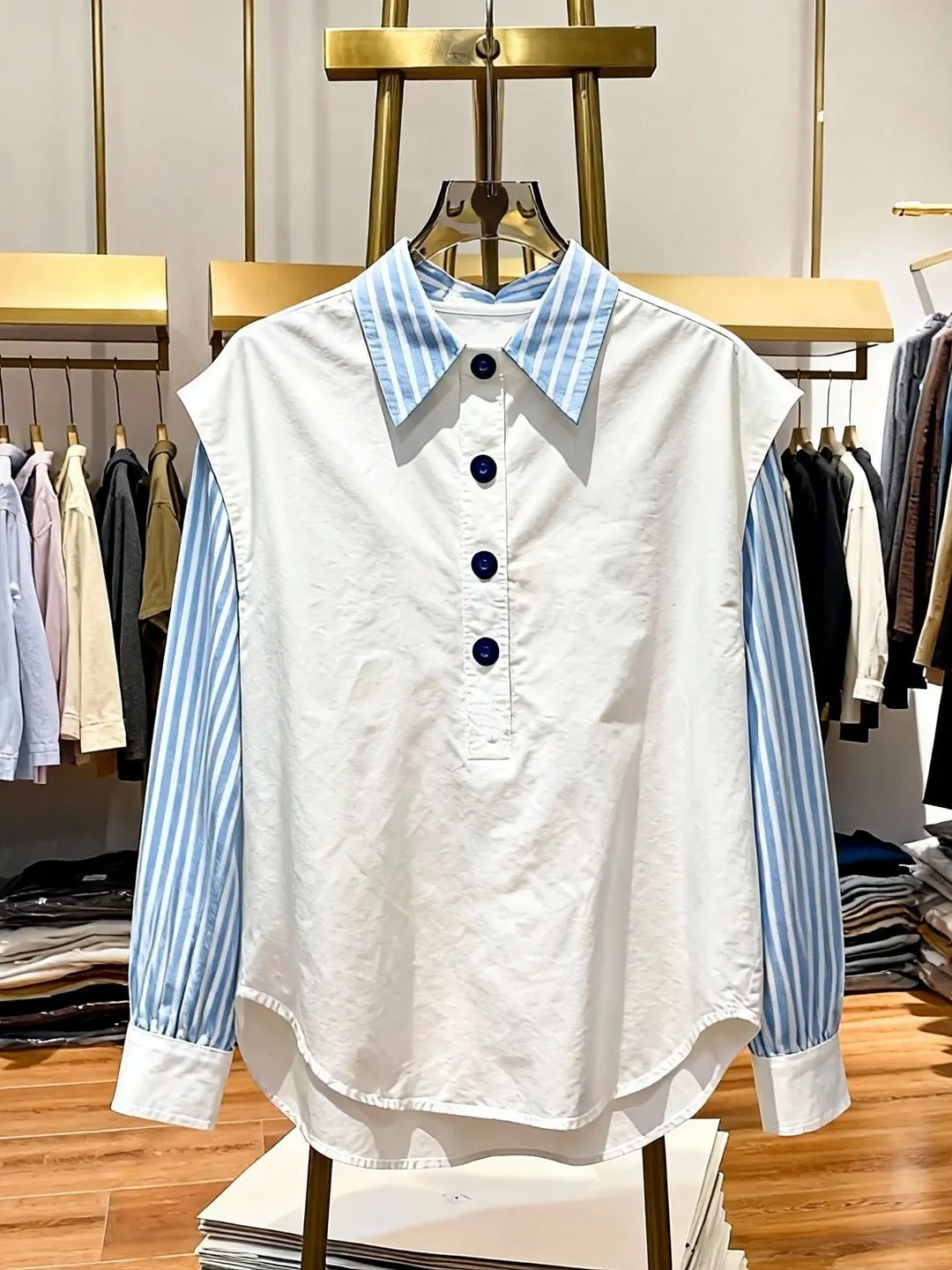 Весна 2026: Женская корейская модная полосатая лоскутная длинная кофта-свитер, универсальная верхняя одежда, трендовая модель «фальш-двойка»
Весна 2026: Женская корейская модная полосатая лоскутная длинная кофта-свитер, универсальная верхняя одежда, трендовая модель «фальш-двойка»