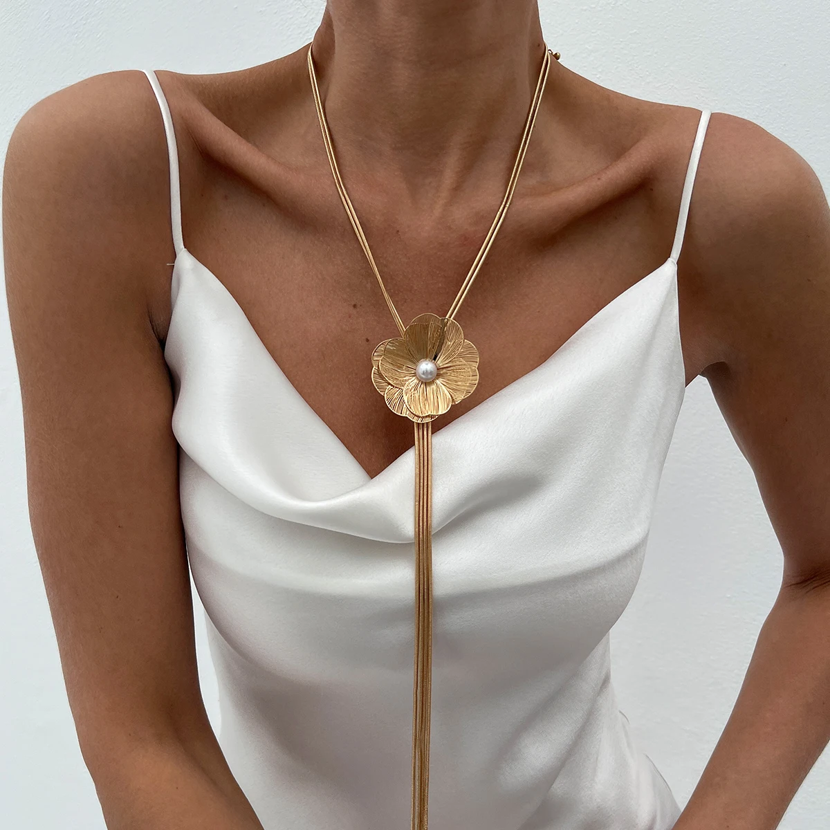 SHIXIN Long Tassels Chest Chain with Flower Pendants Necklace for Women Trendy Sweater Chain Choker on Neck Fashion Jewelry Gift
SHIXIN Long Tassels Chest Chain with Flower Pendants Necklace for Women Trendy Sweater Chain Choker on Neck Fashion Jewelry Gift