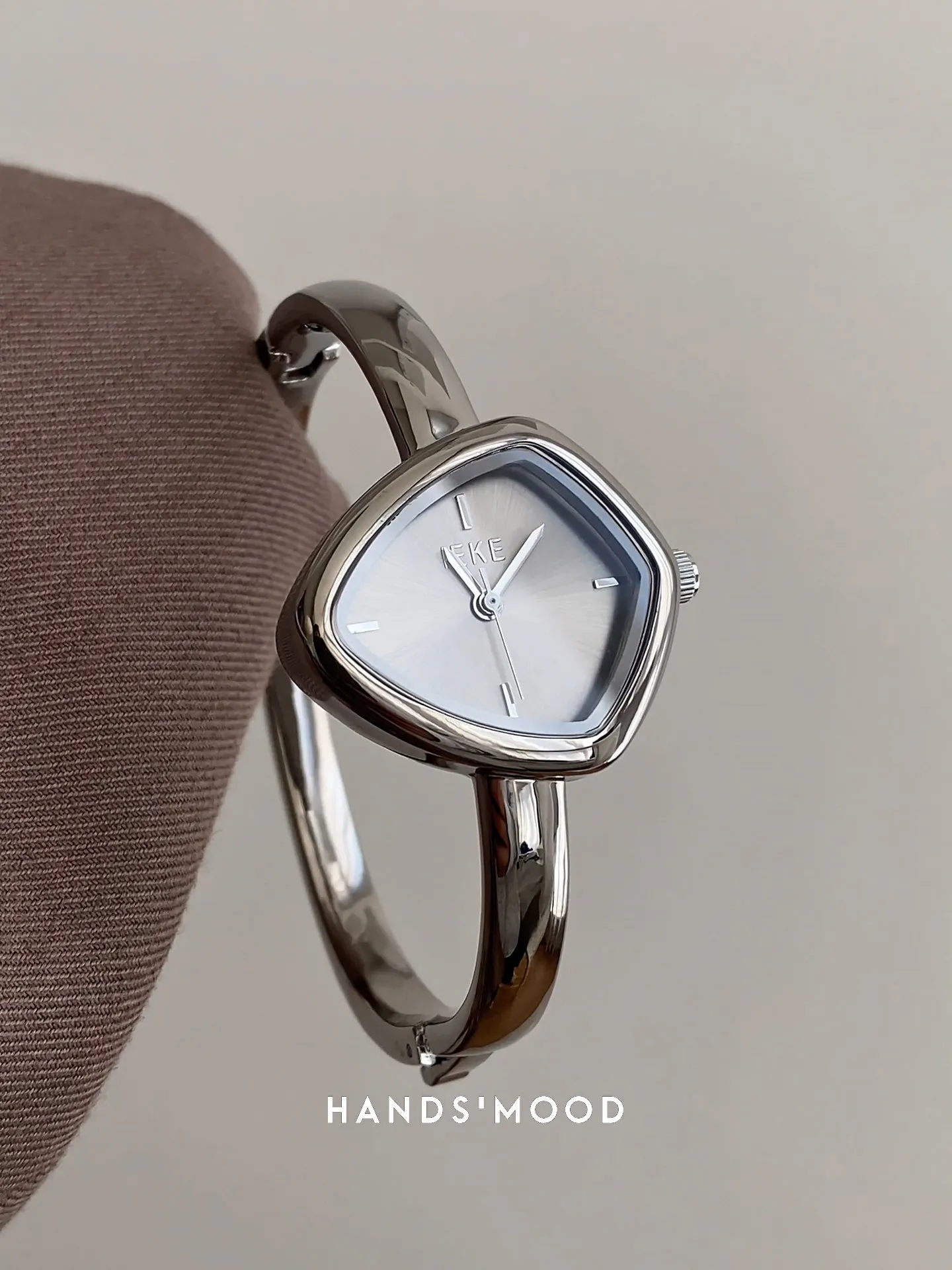 Irregular Shaped Design Watch Fashion Niche Trend Personality Versatile 2026 New Bracelet Style Quartz Watch Women'S Accessories
Irregular Shaped Design Watch Fashion Niche Trend Personality Versatile 2026 New Bracelet Style Quartz Watch Women'S Accessories