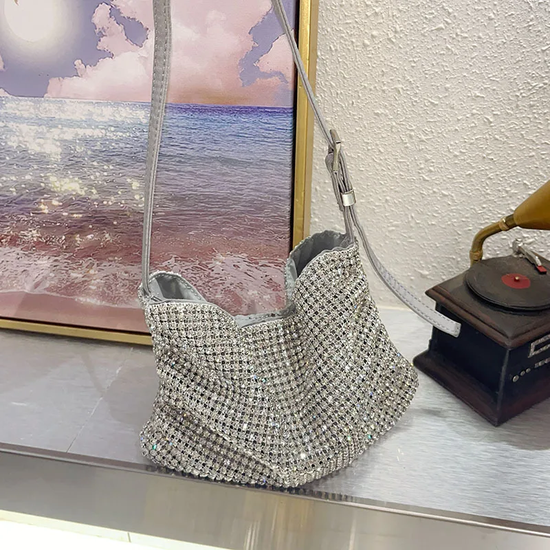 модная и блестящая, не работает, инкрустированная бриллиантами сумка для ужина, легкий роскошный темперамент, сумка через плечо. 
модная и блестящая, не работает, инкрустированная бриллиантами сумка для ужина, легкий роскошный темперамент, сумка через плечо.