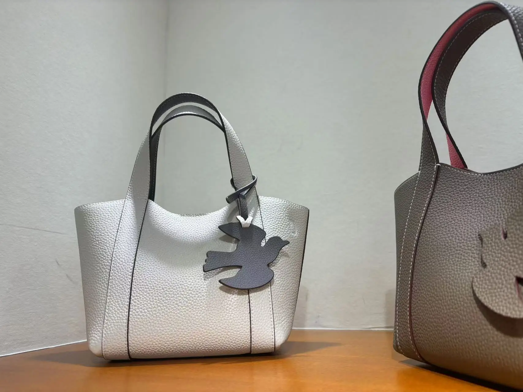 Роскошная женская сумка известного бренда на заказ, оптовая продажа, модная сумка-мессенджер для женщин
Роскошная женская сумка известного бренда на заказ, оптовая продажа, модная сумка-мессенджер для женщин