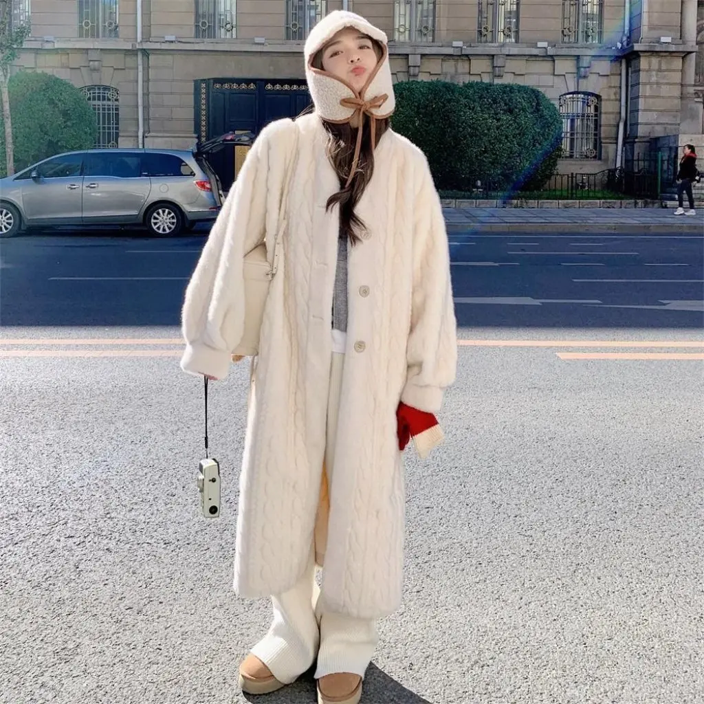 Eco-Friendly Winter Mink Plush Fur One-Piece Outwear Twist Thickened Long Style Women's Jacket Sustainable Fashion
Eco-Friendly Winter Mink Plush Fur One-Piece Outwear Twist Thickened Long Style Women's Jacket Sustainable Fashion