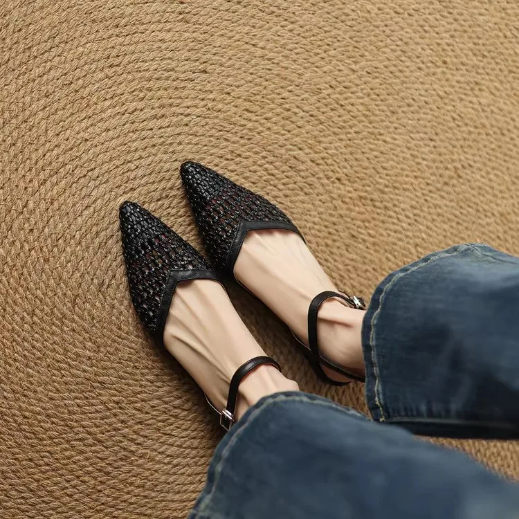 French Thick-heeled Woven Baotou Sandals Female Summer Joker Buckle with Low Heel and Comfortable Sandals Female.
French Thick-heeled Woven Baotou Sandals Female Summer Joker Buckle with Low Heel and Comfortable Sandals Female.