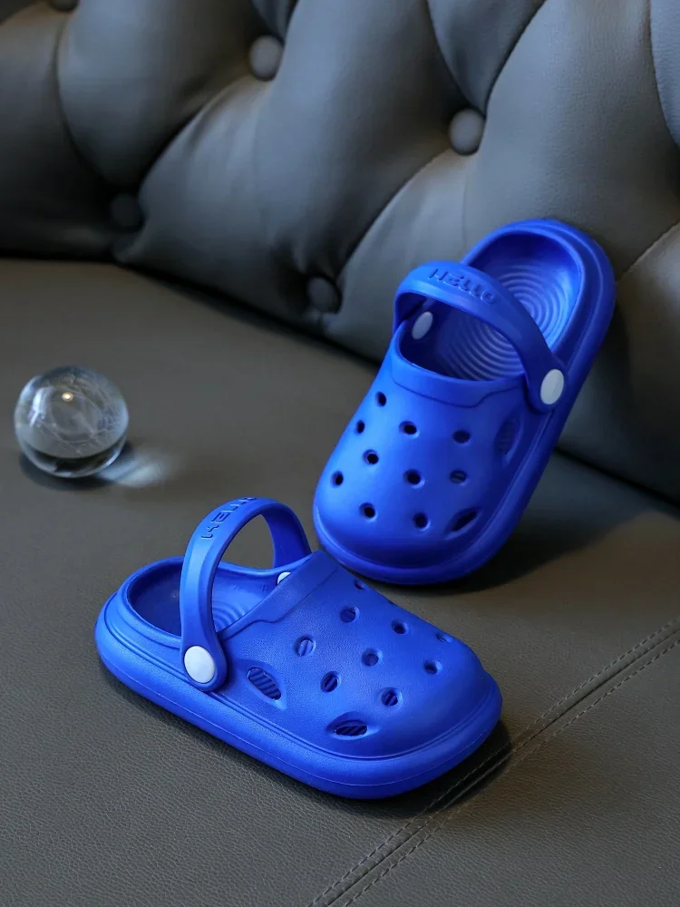 Новинка 2023 года, летние тапочки дофамина, однотонные повседневные и удобные тапочки для дома и улицы для мальчиков и девочек. 
Новинка 2023 года, летние тапочки дофамина, однотонные повседневные и удобные тапочки для дома и улицы для мальчиков и девочек.