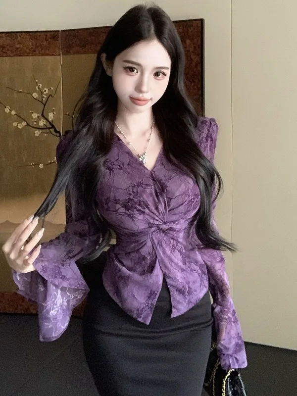 Elegant Bell Sleeve Shirt Women's Fashion Slimming Knot Waist Design Shirt Autumn New Style Standard Fit Knitted Long Sleeve Top
Elegant Bell Sleeve Shirt Women's Fashion Slimming Knot Waist Design Shirt Autumn New Style Standard Fit Knitted Long Sleeve Top