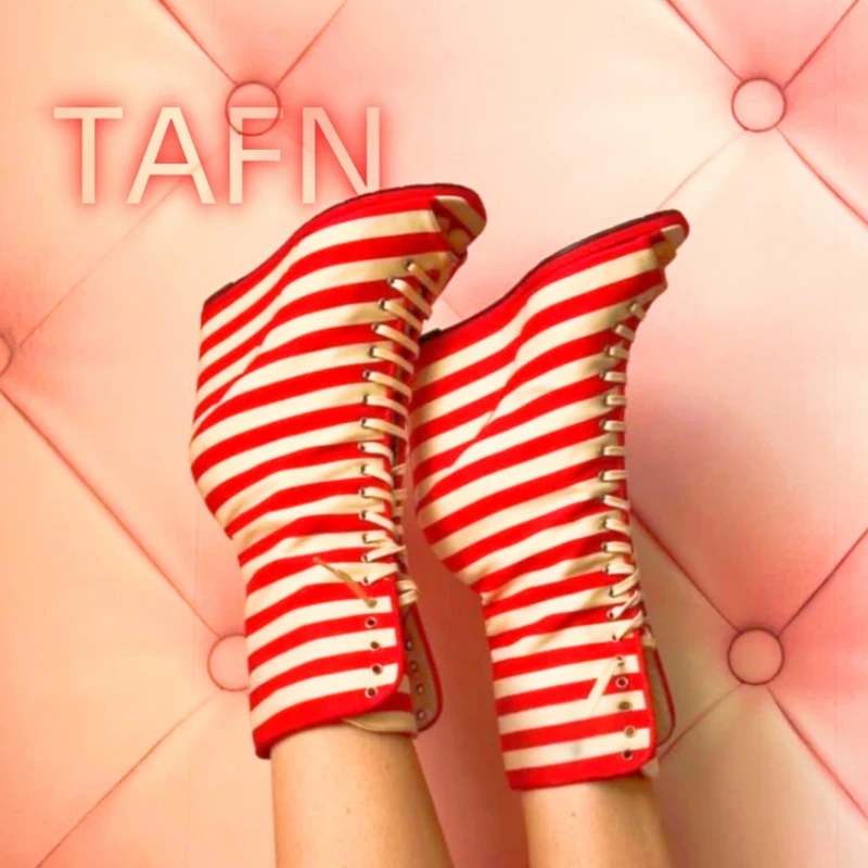 Красные и белые полосатые ботильоны на танкетке со шнуровкой и открытым носком, вечерние короткие ботильоны в стиле ретро, подиумные ботинки для женщин
Красные и белые полосатые ботильоны на танкетке со шнуровкой и открытым носком, вечерние короткие ботильоны в стиле ретро, подиумные ботинки для женщин