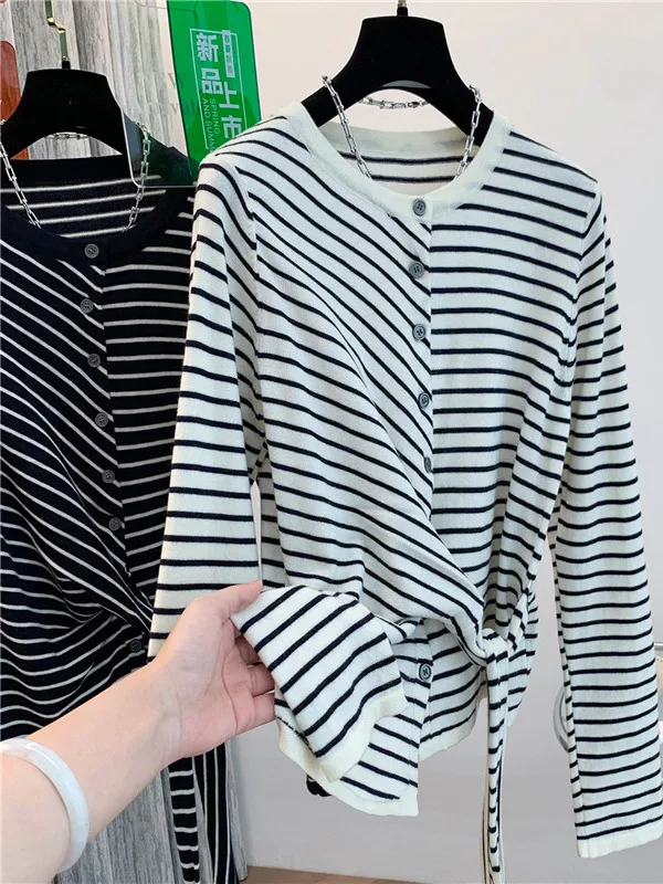 Soft Long Sleeve Knitted Sweater Women's Vintage Style Striped Open Cardigan Slimming Top for Spring Autumn Season
Soft Long Sleeve Knitted Sweater Women's Vintage Style Striped Open Cardigan Slimming Top for Spring Autumn Season