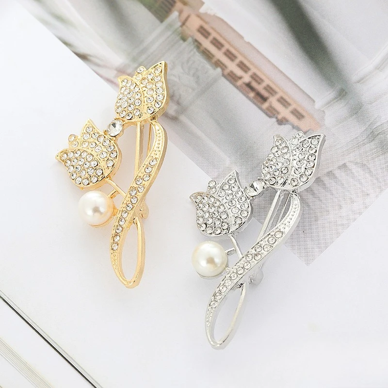 Tulip Pearl Brooch Full Rhinestone Inlaid Alloy Flower Pin Gold Silver 2 Tone Elegant Coat Suit Decor Badge Wedding Accessory
Tulip Pearl Brooch Full Rhinestone Inlaid Alloy Flower Pin Gold Silver 2 Tone Elegant Coat Suit Decor Badge Wedding Accessory