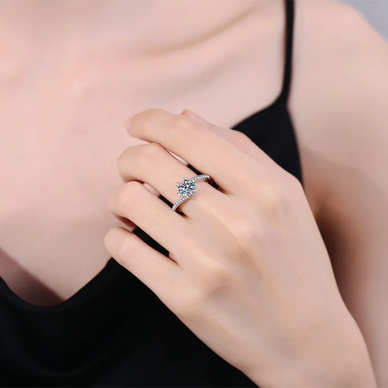 D color moissanite 1-carat diamond ring 18K gold inlaid snowflake moissanite women's engagement ring platinum PT950 imprint
D color moissanite 1-carat diamond ring 18K gold inlaid snowflake moissanite women's engagement ring platinum PT950 imprint