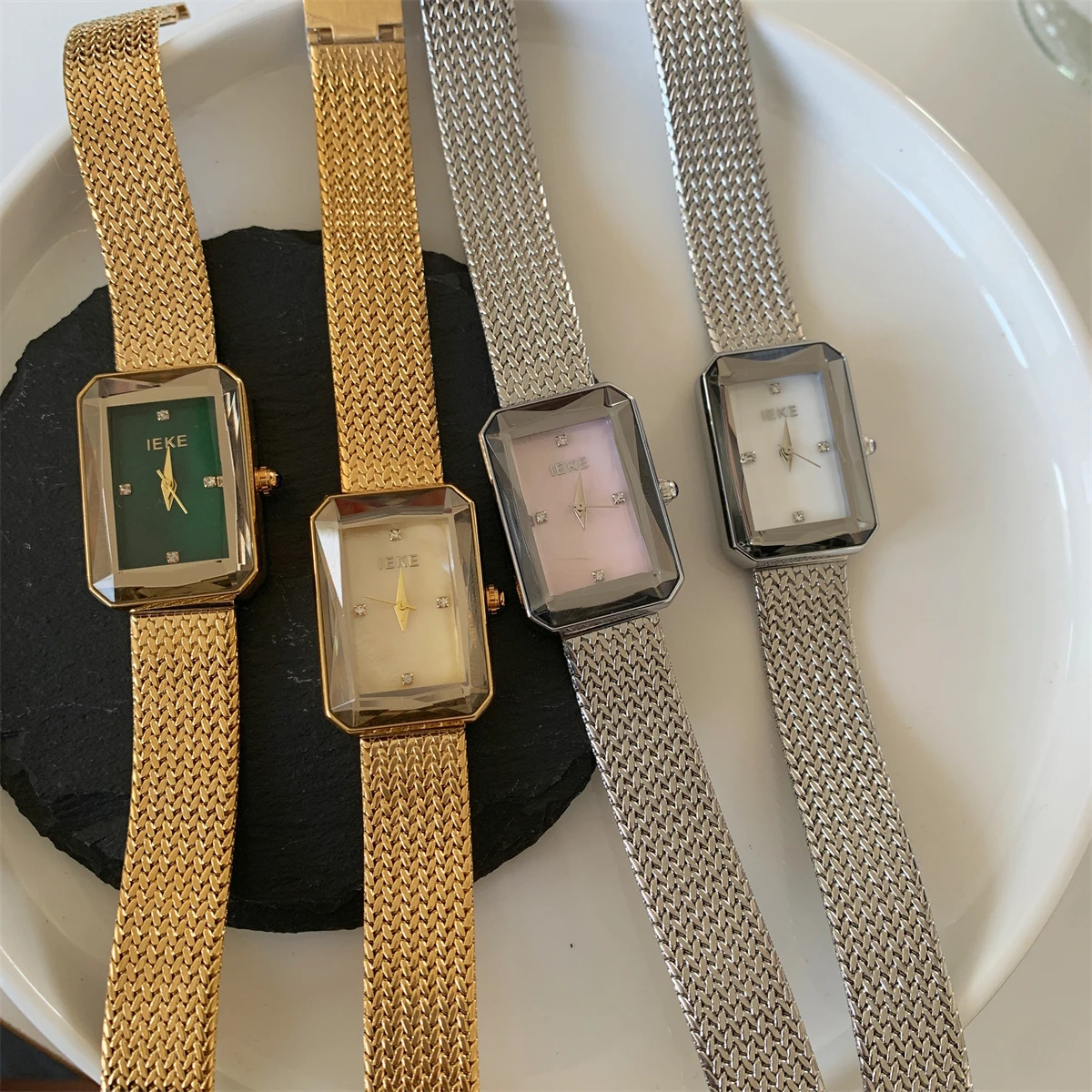 2025 New Woman Watch Simple Silver Quartz Wristwatch Steel Mesh Belt Small Square Dial Gold Luxury Vintage Watch for Women Gift
2025 New Woman Watch Simple Silver Quartz Wristwatch Steel Mesh Belt Small Square Dial Gold Luxury Vintage Watch for Women Gift