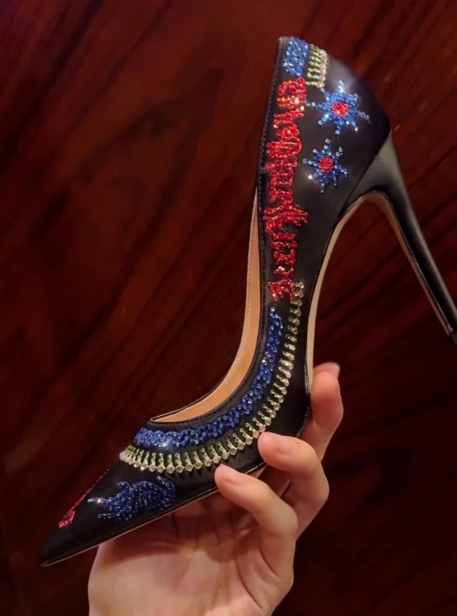 Новинка 2023 года, женские туфли на высоком каблуке с вышивкой на тонком каблуке, дизайнерские туфли с острым носком и водными бриллиантами, банкетные одинарные туфли
Новинка 2023 года, женские туфли на высоком каблуке с вышивкой на тонком каблуке, дизайнерские туфли с острым носком и водными бриллиантами, банкетные одинарные туфли