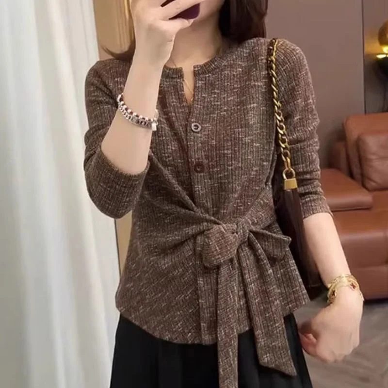 Женский осенний новый модный однотонный универсальный повседневный вязаный кардиган с v-образным вырезом и пуговицами на талии с длинными рукавами
Женский осенний новый модный однотонный универсальный повседневный вязаный кардиган с v-образным вырезом и пуговицами на талии с длинными рукавами