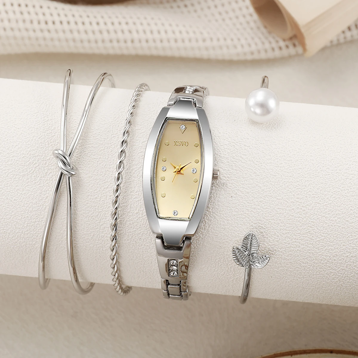 No gift box New small dial barrel-shaped delicate ladies quartz watch pearl bracelet 4-piece set
No gift box New small dial barrel-shaped delicate ladies quartz watch pearl bracelet 4-piece set