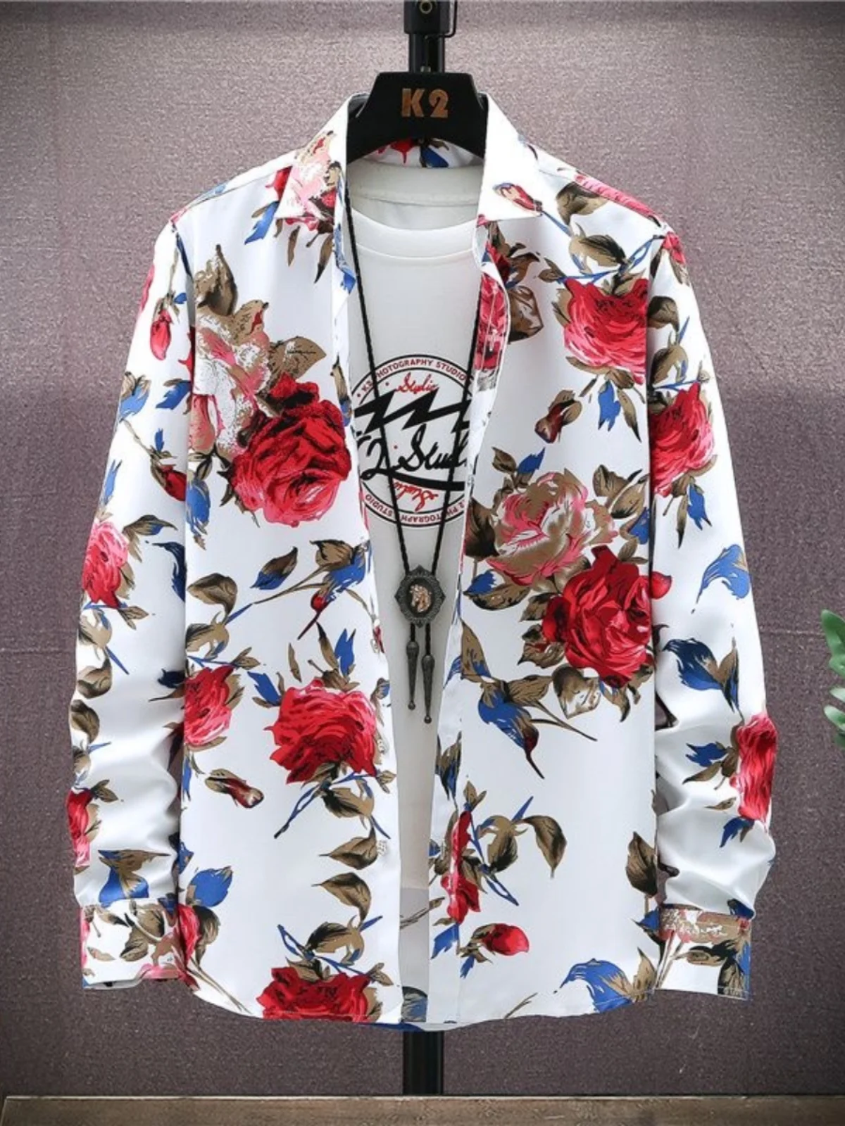 Повседневная мужская рубашка с цветочным принтом и длинным рукавом, тонкая, дышащая, из полиэфирного волокна, для ранней осени, молодежная, модная, в американском стиле
Повседневная мужская рубашка с цветочным принтом и длинным рукавом, тонкая, дышащая, из полиэфирного волокна, для ранней осени, молодежная, модная, в американском стиле