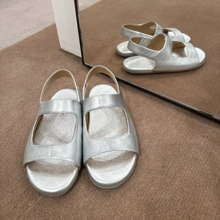 Niche Design Open Toed Sponge Cake Thick Sole Sandals for Women's New Fashionable and Versatile Silver Strap Roman Shoes
Niche Design Open Toed Sponge Cake Thick Sole Sandals for Women's New Fashionable and Versatile Silver Strap Roman Shoes