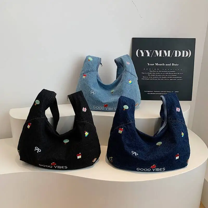 Милая джинсовая сумка с вышивкой, женская большая парусиновая сумка через плечо, дорожная сумка, повседневные сумки-тоут, шикарная сумка на плечо с рюшами и ремнями
Милая джинсовая сумка с вышивкой, женская большая парусиновая сумка через плечо, дорожная сумка, повседневные сумки-тоут, шикарная сумка на плечо с рюшами и ремнями