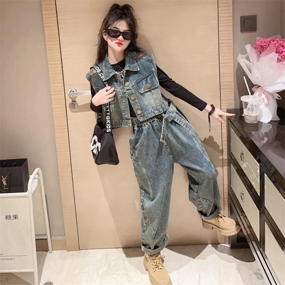 Kawaii модный джинсовый жилет для девочек, футболка, джинсовый комплект, студенческий осенний повседневный топ с героями мультфильмов, спортивные штаны, комплект из 3 предметов, детская одежда
Kawaii модный джинсовый жилет для девочек, футболка, джинсовый комплект, студенческий осенний повседневный топ с героями мультфильмов, спортивные штаны, комплект из 3 предметов, детская одежда