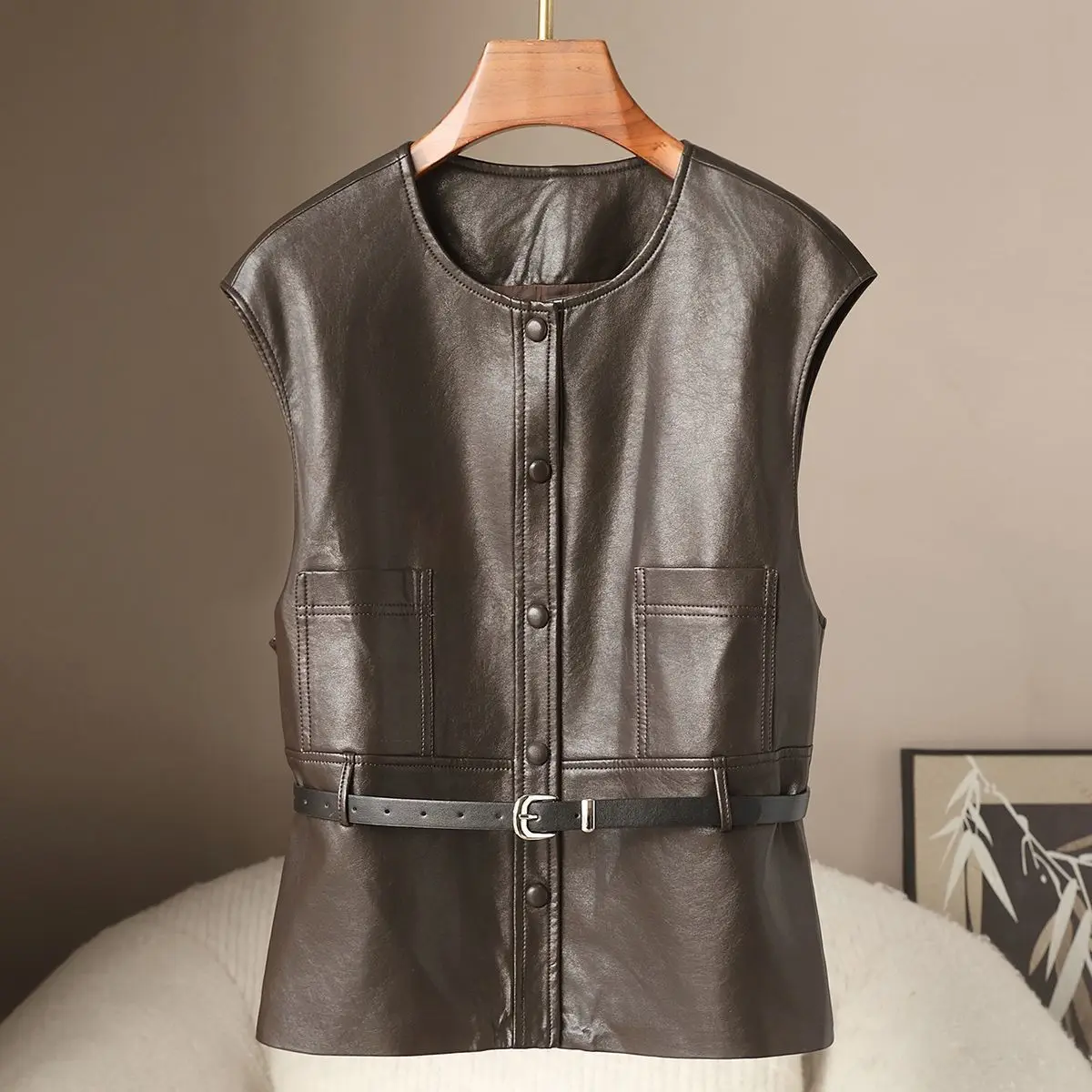 Весенняя новинка: Женский жилет из искусственной кожи с круглым вырезом, на одной пуговице, с завязками, в стиле камизол.
Весенняя новинка: Женский жилет из искусственной кожи с круглым вырезом, на одной пуговице, с завязками, в стиле камизол.