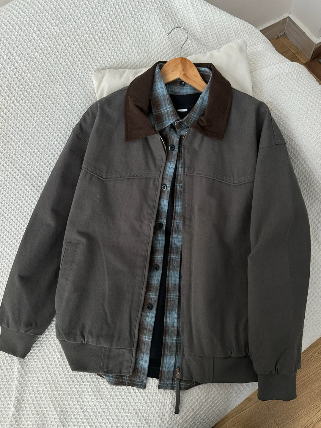 Мужская осенняя куртка в стиле американского ретро, рабочая одежда из Детроя, с воротником-стойкой, высококачественная, тяжелая, в стиле бейсбольной формы
Мужская осенняя куртка в стиле американского ретро, рабочая одежда из Детроя, с воротником-стойкой, высококачественная, тяжелая, в стиле бейсбольной формы