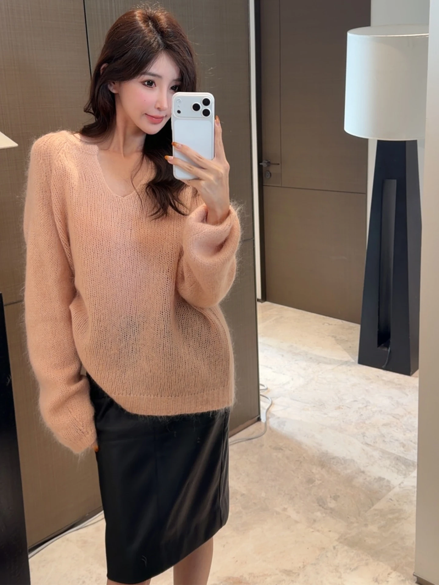 Свободный повседневный вязаный шерстяной свитер для женщин, осенне-зимний, с V-образным вырезом, мягкий, удобный, с длинными рукавами, для повседневной носки и дома
Свободный повседневный вязаный шерстяной свитер для женщин, осенне-зимний, с V-образным вырезом, мягкий, удобный, с длинными рукавами, для повседневной носки и дома