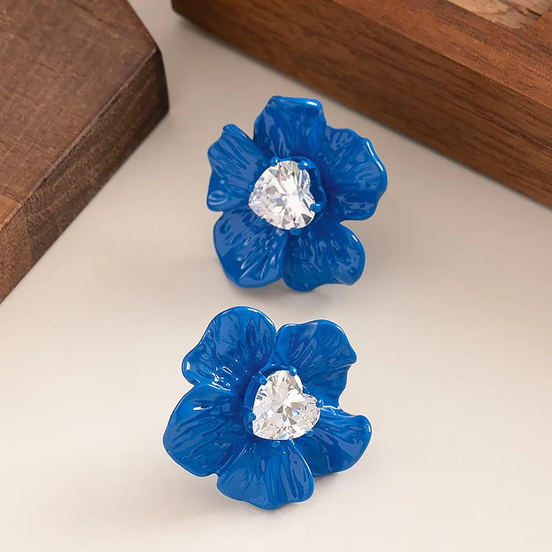 Fashionable and ultra-showy white zircon enamel drop glaze Klein blue flower stud earrings, temperament and versatile earrings
Fashionable and ultra-showy white zircon enamel drop glaze Klein blue flower stud earrings, temperament and versatile earrings