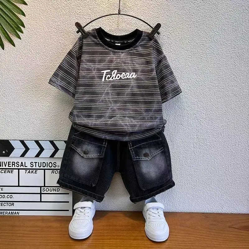 Boys' Summer Set New Children's Short Sleeve Striped T-shirt Stylish Boys Handsome Two Piece Set
Boys' Summer Set New Children's Short Sleeve Striped T-shirt Stylish Boys Handsome Two Piece Set