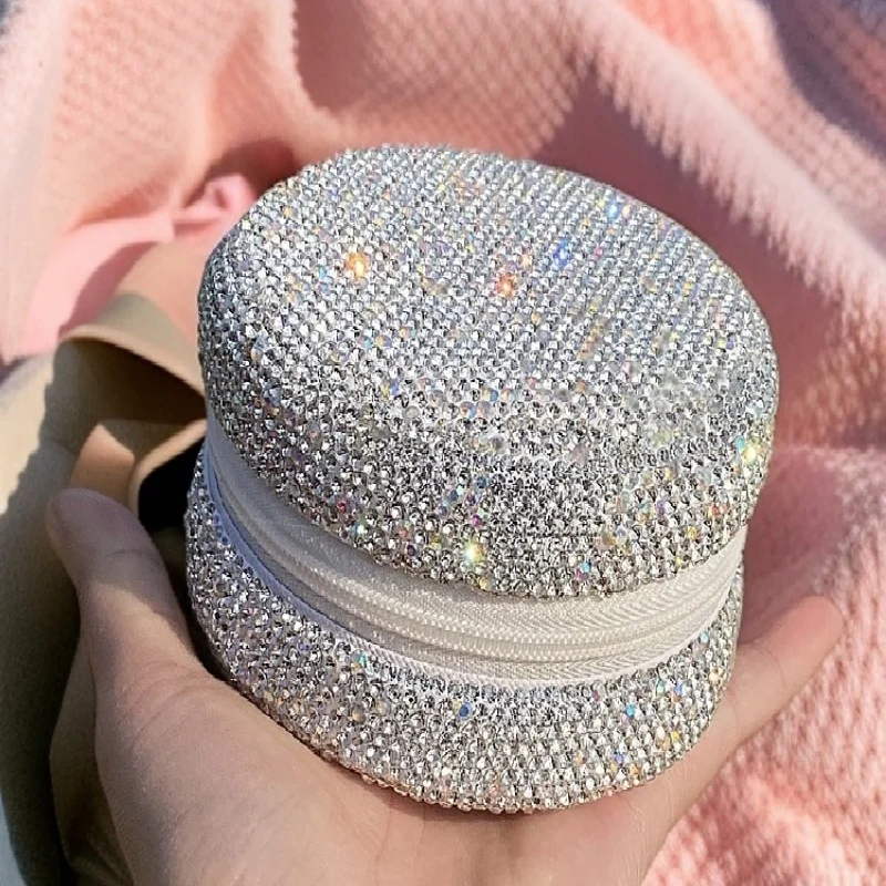 Модный круглый футляр для хранения украшений, шкатулка на молнии с алмазным декором, настольный органайзер для серег, колец, ожерелий
Модный круглый футляр для хранения украшений, шкатулка на молнии с алмазным декором, настольный органайзер для серег, колец, ожерелий