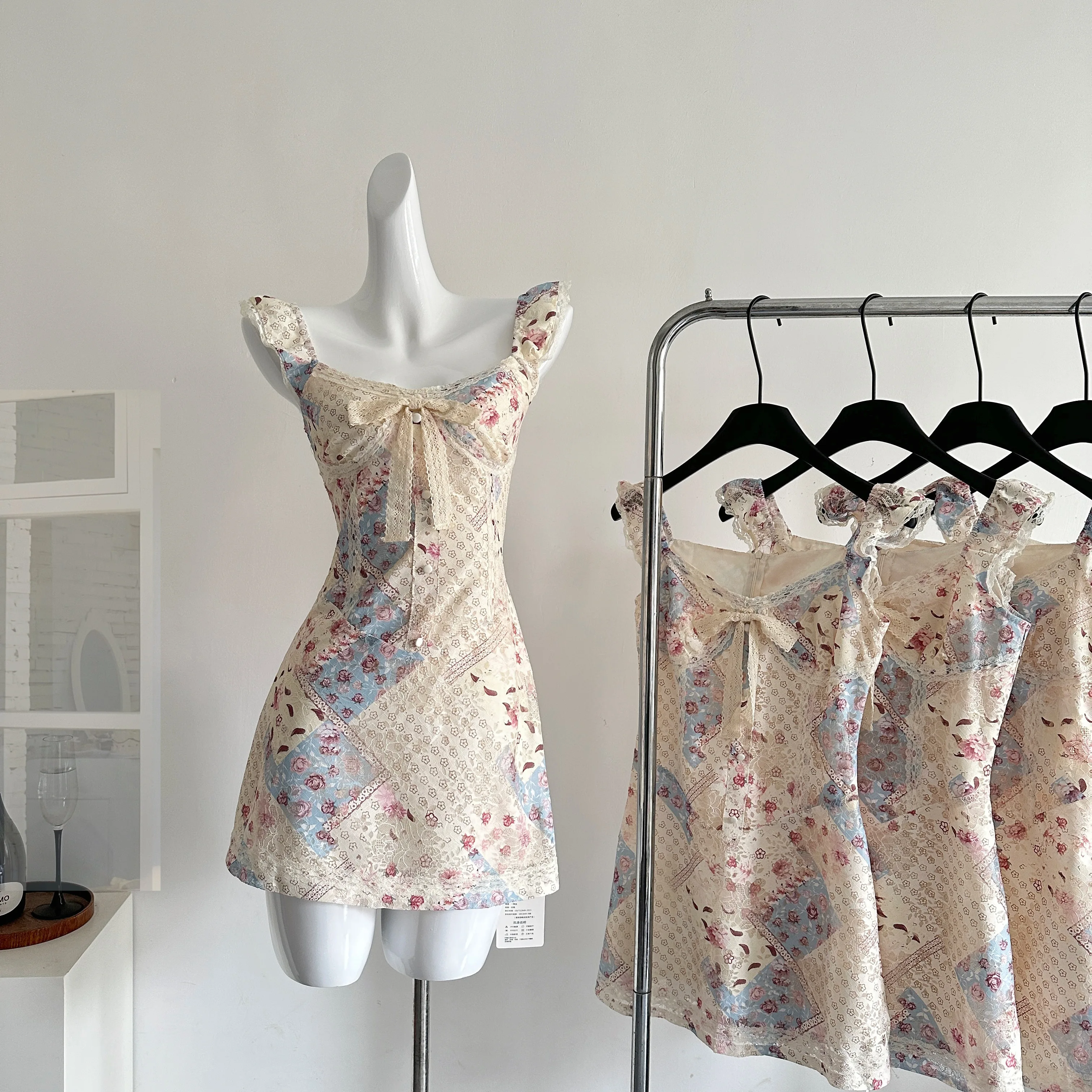 2025 Summer Vintage Square Collar Sleeveless Dress Lace Frock Party Shoujo Mori Girl Floral One-Piece Korean Evening Coquette
2025 Summer Vintage Square Collar Sleeveless Dress Lace Frock Party Shoujo Mori Girl Floral One-Piece Korean Evening Coquette