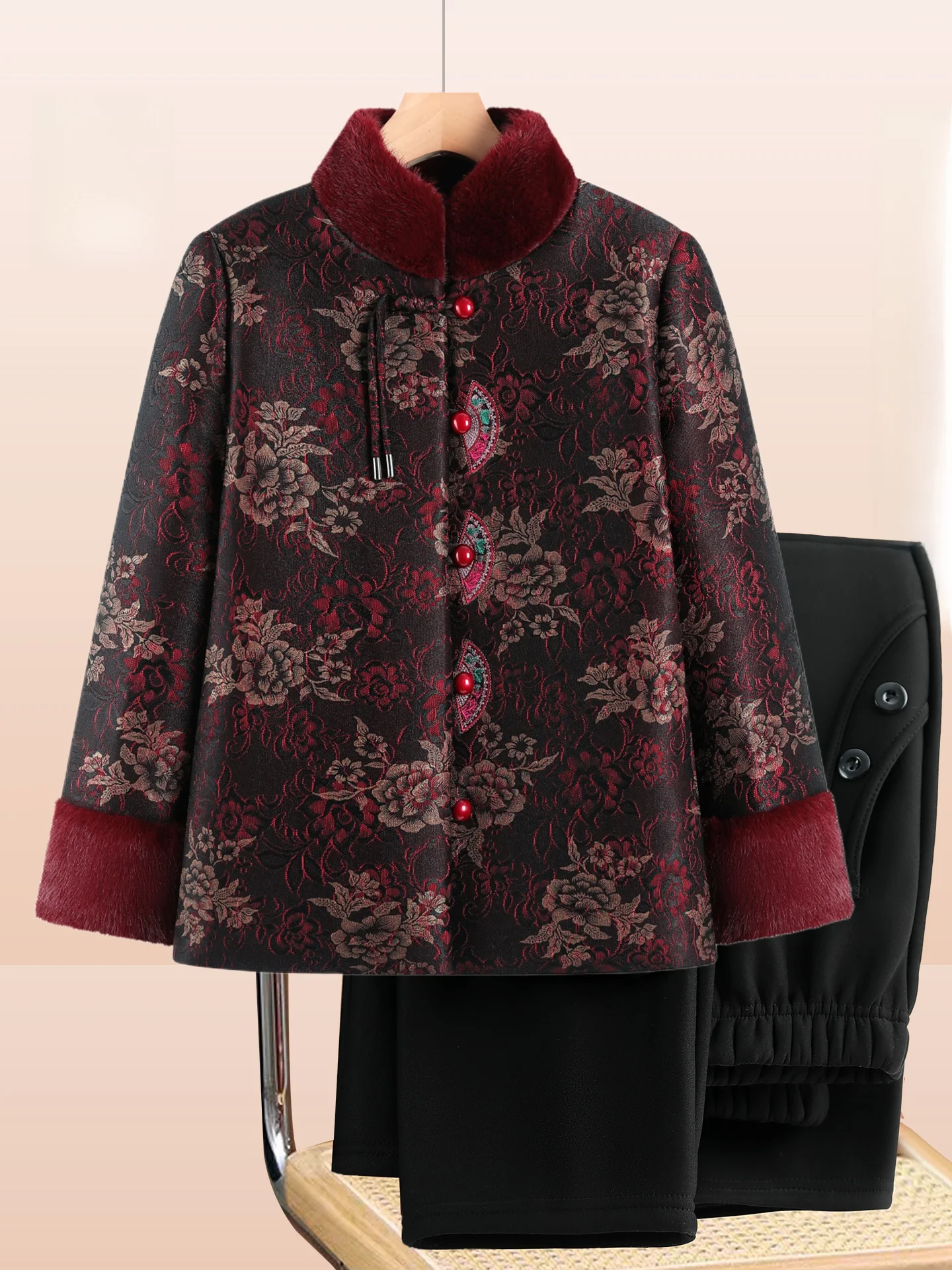 Женский хлопковый утепленный костюм: традиционный китайский пальто-кимоно с воротником-стойкой и подкладкой, теплые ветрозащитные брюки
Женский хлопковый утепленный костюм: традиционный китайский пальто-кимоно с воротником-стойкой и подкладкой, теплые ветрозащитные брюки