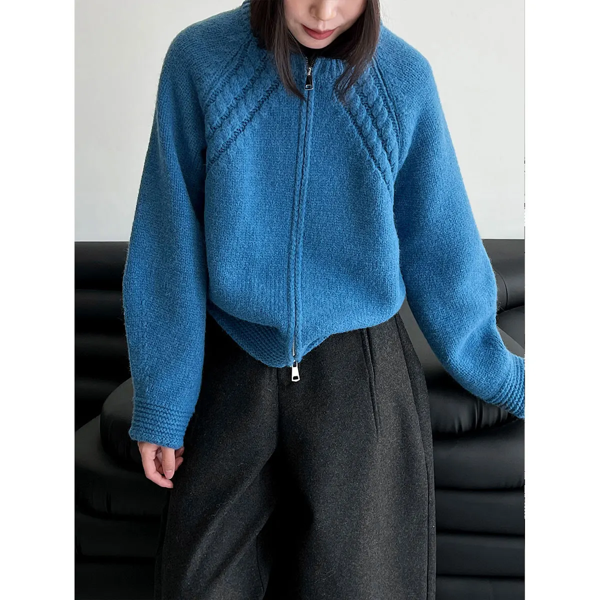 Korean Style Double Zipper Round Neck Knitted Jacket for Women's Autumn and Winter High-end Sense Thick Sweater Cardigan
Korean Style Double Zipper Round Neck Knitted Jacket for Women's Autumn and Winter High-end Sense Thick Sweater Cardigan