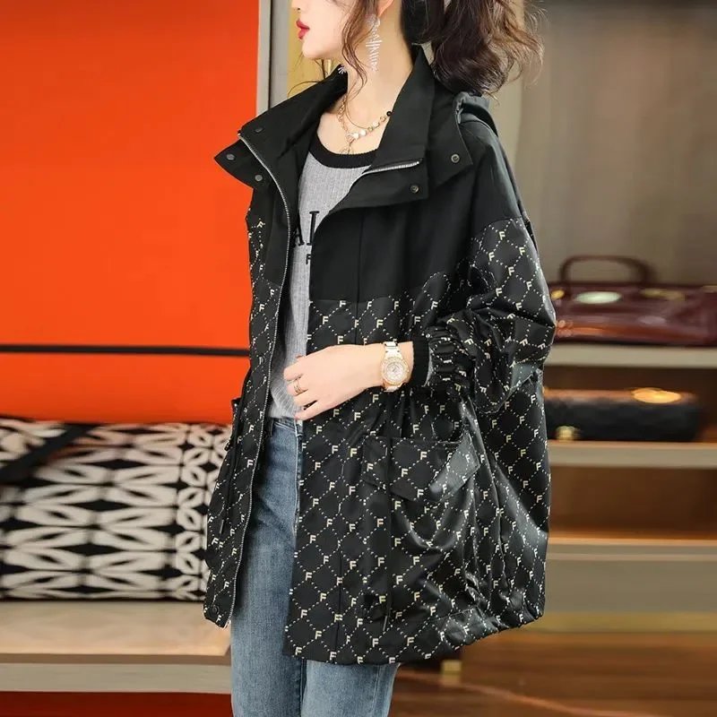Plus Size 4XL New Hooded Windbreaker Outwear Contrasting Letters Printed Trench Coat Women 2023 Fashion Spring Autumn Loose Coat
Plus Size 4XL New Hooded Windbreaker Outwear Contrasting Letters Printed Trench Coat Women 2023 Fashion Spring Autumn Loose Coat