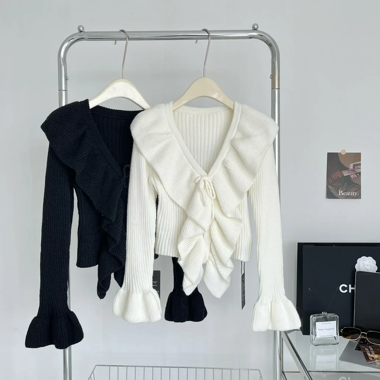 Real Pictures 2022 Autumn New Design Ruffle V-neck Trumpet Sleeves Strap Short Sweater Knit Shirt Knitwear
Real Pictures 2022 Autumn New Design Ruffle V-neck Trumpet Sleeves Strap Short Sweater Knit Shirt Knitwear