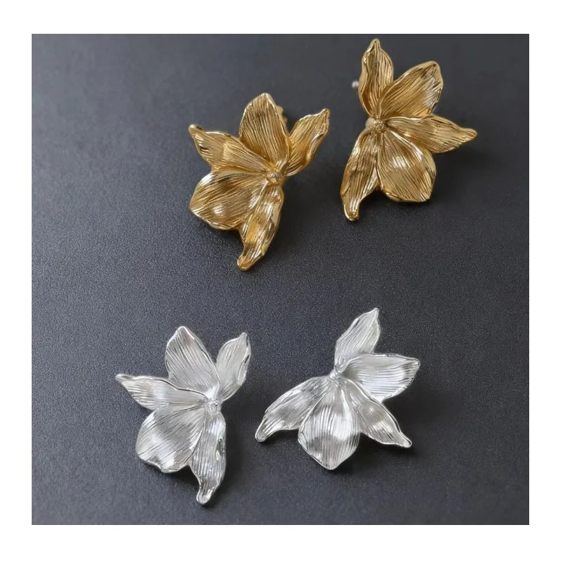 Niche Design Retro Three-dimensional Flower Earrings High-end Fashion Stud Earrings Women's Classic Versatile Earrings
Niche Design Retro Three-dimensional Flower Earrings High-end Fashion Stud Earrings Women's Classic Versatile Earrings