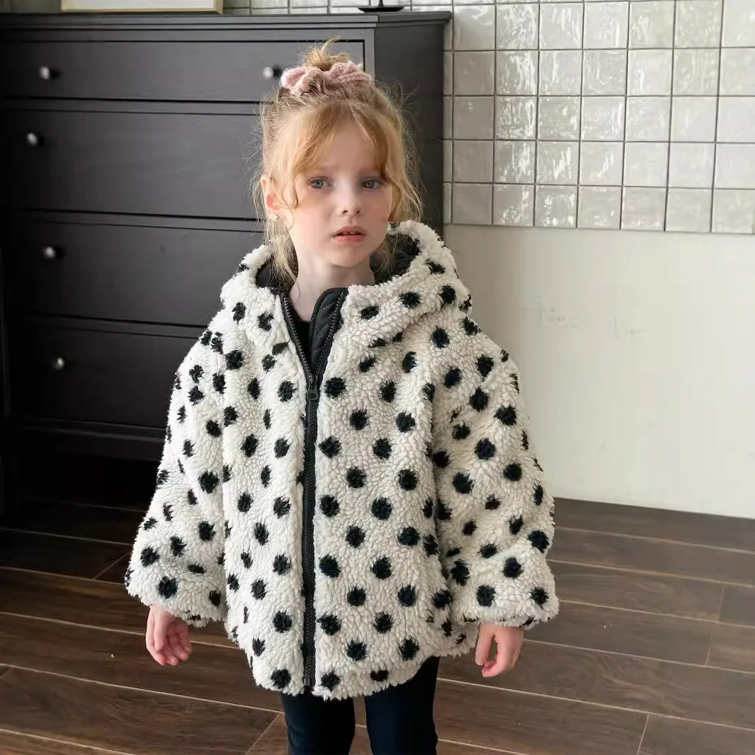 Пальто для девочек, осень 2024, новая детская одежда, милое хлопковое пальто с зажимом в горошек для девочек, повседневное, простое и повседневное
Пальто для девочек, осень 2024, новая детская одежда, милое хлопковое пальто с зажимом в горошек для девочек, повседневное, простое и повседневное