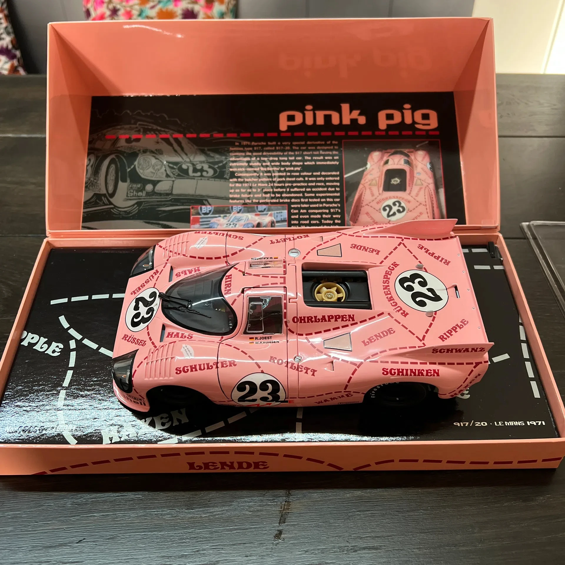 Minichamps 1:18 917/20 Pink Pig Le Mans 1971, имитация ограниченной серии, все открытые металлические статические модели автомобиля из сплава, игрушка в подарок
Minichamps 1:18 917/20 Pink Pig Le Mans 1971, имитация ограниченной серии, все открытые металлические статические модели автомобиля из сплава, игрушка в подарок