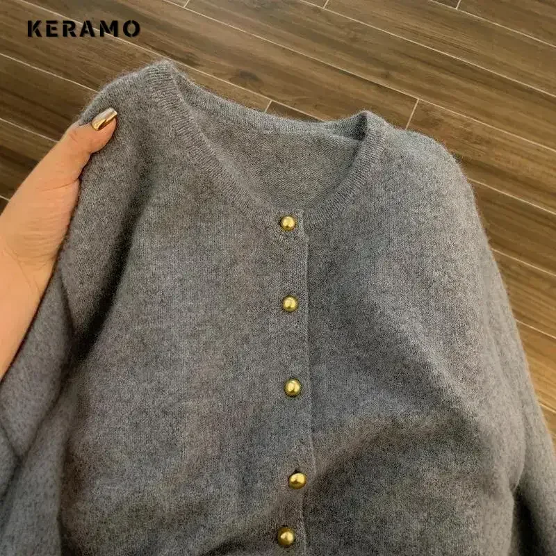 Роскошные серые вязаные шикарные кардиганы с длинными рукавами и круглым вырезом, зима 2024, корейский модный женский однобортный теплый свитер, топ
Роскошные серые вязаные шикарные кардиганы с длинными рукавами и круглым вырезом, зима 2024, корейский модный женский однобортный теплый свитер, топ