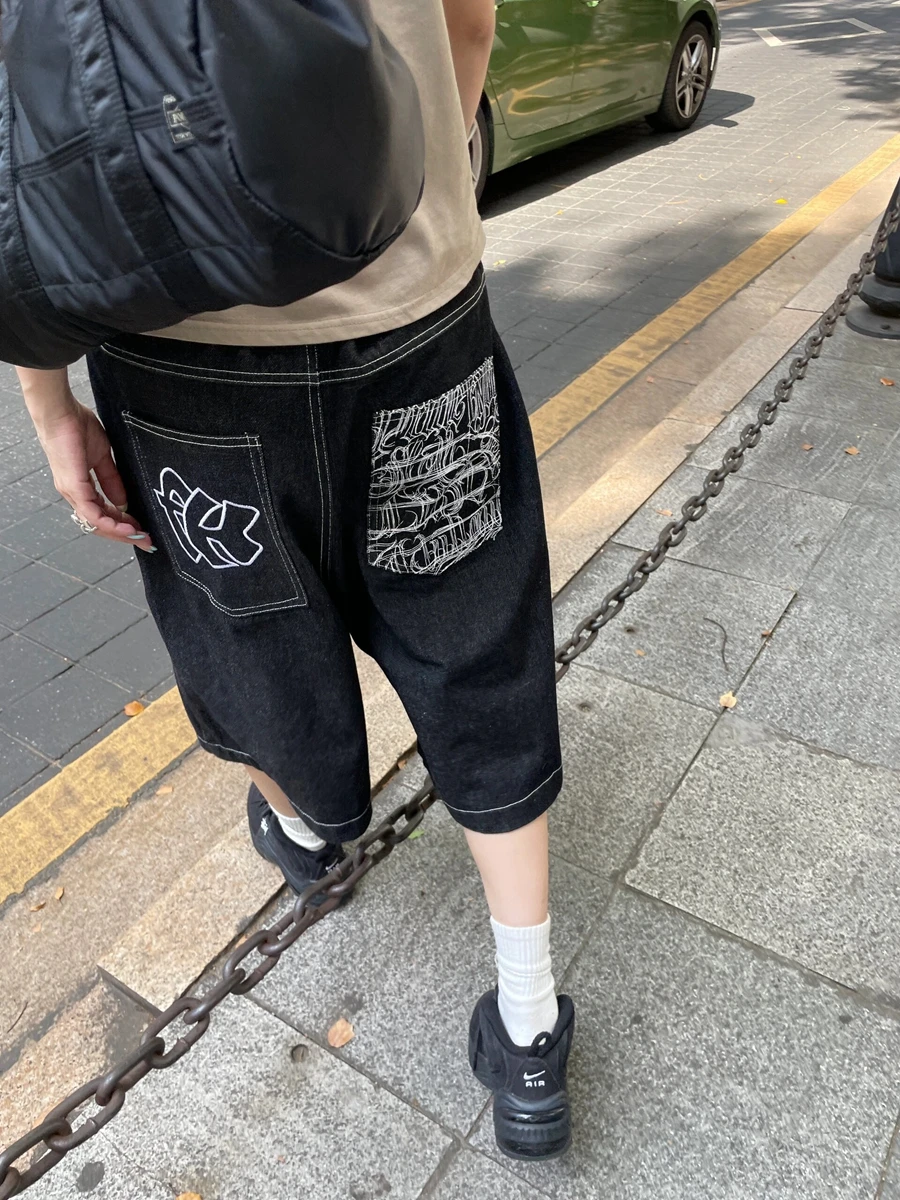 Американские ретро-шорты из денима с вышивкой, свободные, зауженные, широкие, до колена, повседневные, универсальные, средней длины, для мужчин и женщин
Американские ретро-шорты из денима с вышивкой, свободные, зауженные, широкие, до колена, повседневные, универсальные, средней длины, для мужчин и женщин