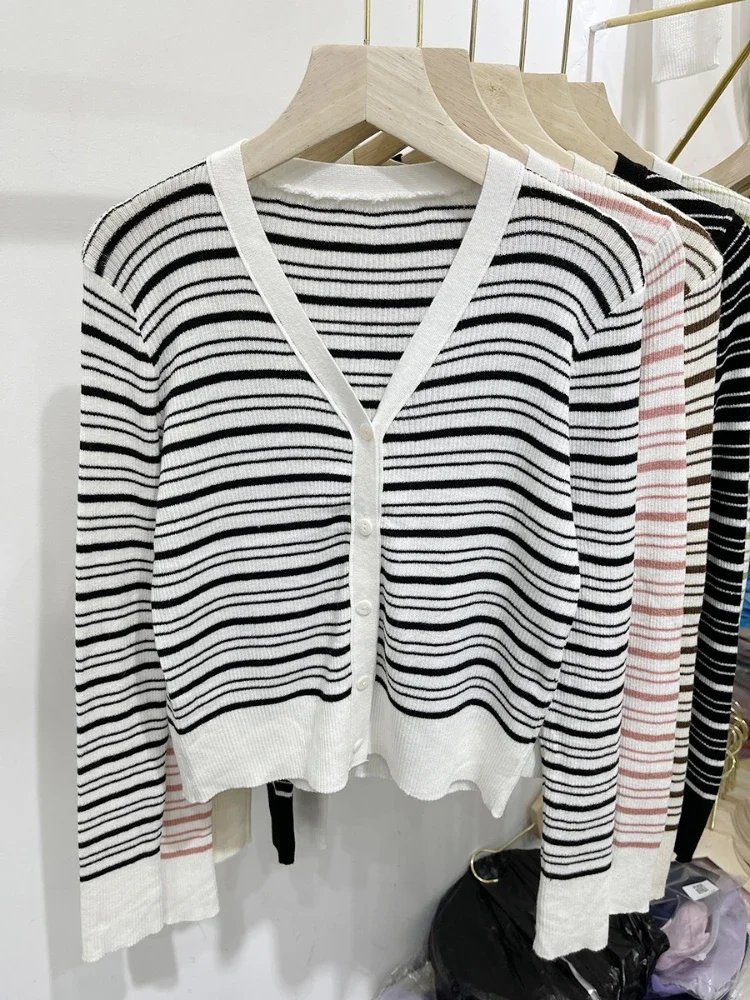 Autumn V-neck Slim Single Breasted Knitted Sweater Women's Color Blocked Striped Cardigan Ice Silk Casual Long Sleeve Outerwear
Autumn V-neck Slim Single Breasted Knitted Sweater Women's Color Blocked Striped Cardigan Ice Silk Casual Long Sleeve Outerwear