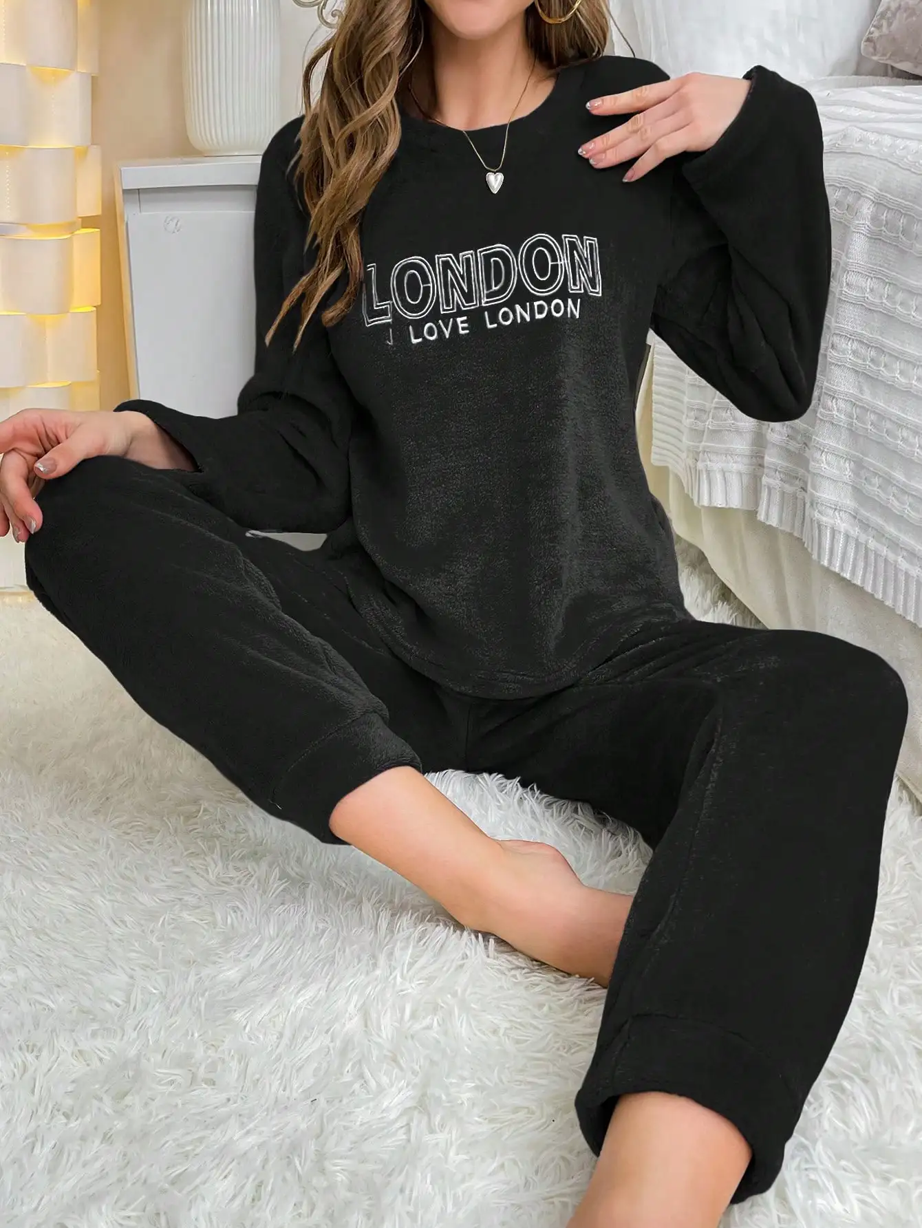 Women's autumn and winter new style letter pattern thick long-sleeved trousers two-piece casual pajamas set velvet home wear
Women's autumn and winter new style letter pattern thick long-sleeved trousers two-piece casual pajamas set velvet home wear