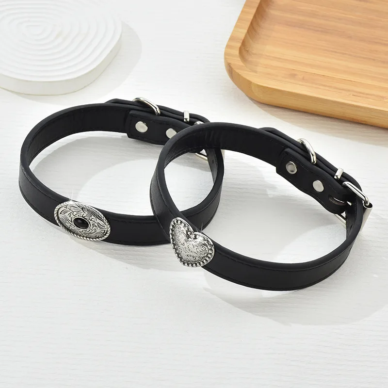 Metal totem retro aged high-quality leather geometric heart necklace collar, fashionable neck collar
Metal totem retro aged high-quality leather geometric heart necklace collar, fashionable neck collar