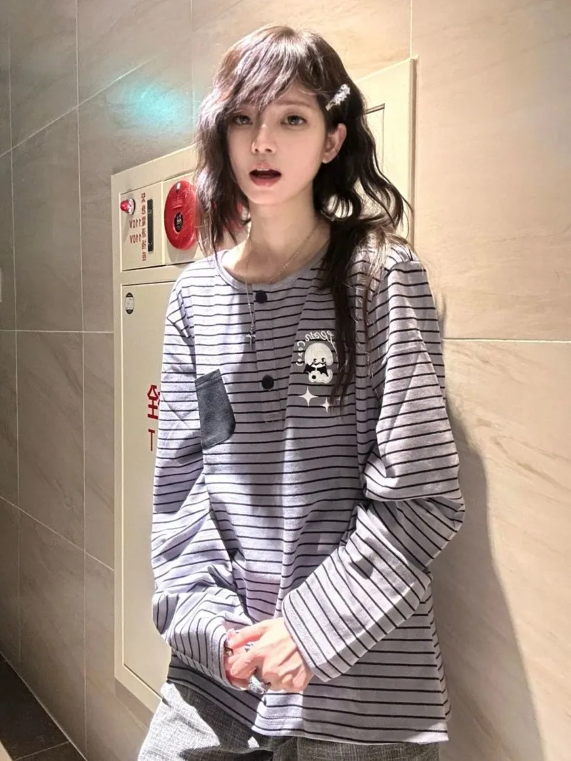 Холодно-черно-серая полосатая женская осенняя дизайнерская футболка с длинными рукавами и полосатым цветным карманом, простая элегантная и изысканная футболка
Холодно-черно-серая полосатая женская осенняя дизайнерская футболка с длинными рукавами и полосатым цветным карманом, простая элегантная и изысканная футболка