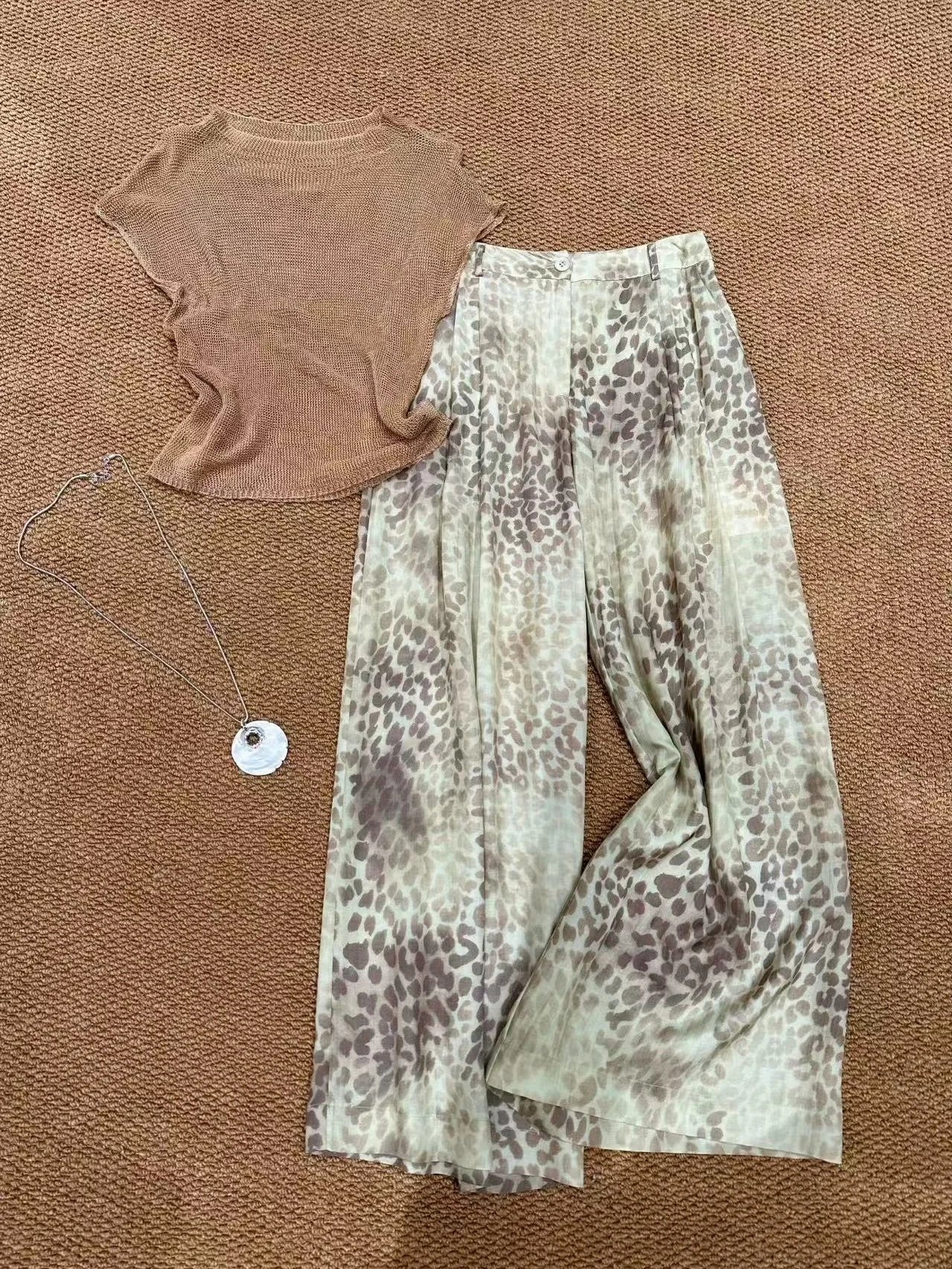 2026 New round Neck Short Sleeve T-Shirt Wide Leg Pants Set Vacation Style Leopard Print Drapey Women's Fashion Ensemble
2026 New round Neck Short Sleeve T-Shirt Wide Leg Pants Set Vacation Style Leopard Print Drapey Women's Fashion Ensemble