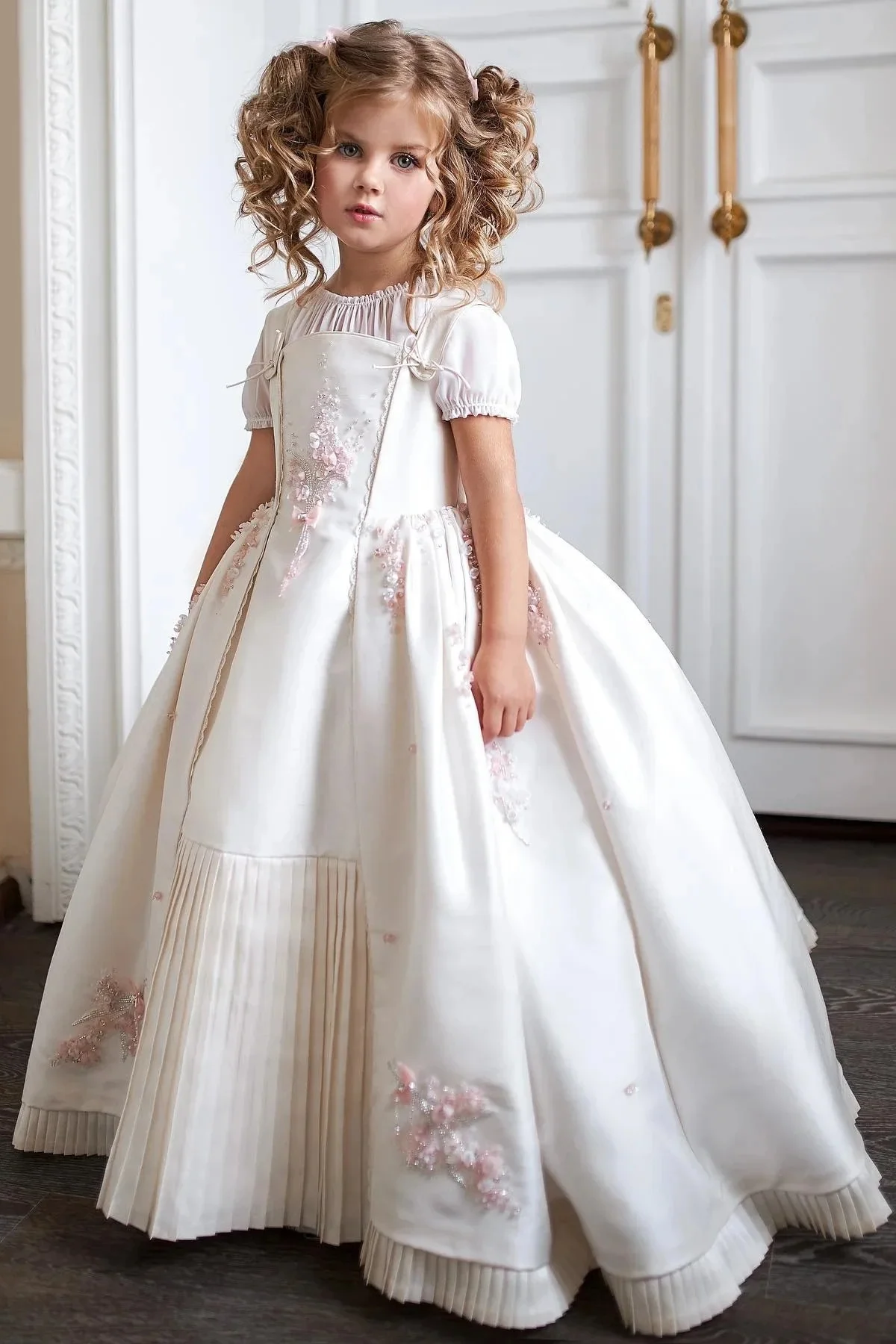 Customized White Flower Girl Dress For Wedding Appliques Beading Pearls Satin Floor Length Kids Birthday First Communion Gown
Customized White Flower Girl Dress For Wedding Appliques Beading Pearls Satin Floor Length Kids Birthday First Communion Gown