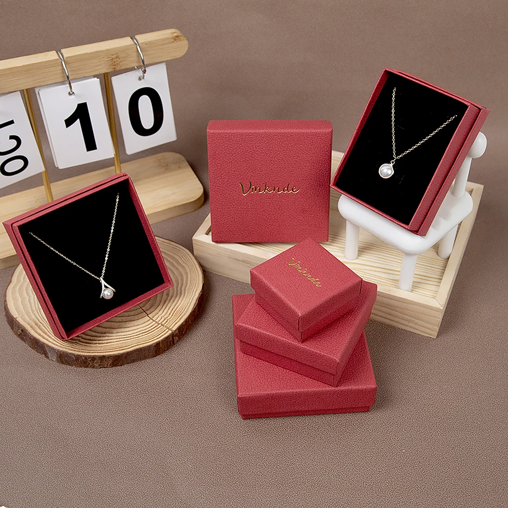 Персонализированный логотип, красная бумага, шкатулка для драгоценностей, кольцо, кулон, серьги, коробки, модное ожерелье, упаковка для ювелирных изделий, подарок на день Святого Валентина
Персонализированный логотип, красная бумага, шкатулка для драгоценностей, кольцо, кулон, серьги, коробки, модное ожерелье, упаковка для ювелирных изделий, подарок на день Святого Валентина