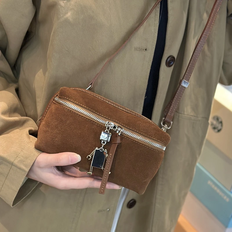 Женская мини-замшевая сумка через плечо из воловьей кожи, роскошная дизайнерская осенне-зимняя женская дорожная сумка на плечо OL, сумка для телефона
Женская мини-замшевая сумка через плечо из воловьей кожи, роскошная дизайнерская осенне-зимняя женская дорожная сумка на плечо OL, сумка для телефона