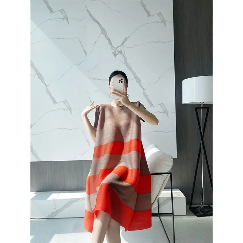 Casual Dress Female 2023 Summer New Striped Pleated Round Neck Fashion Loose Style Short Sleeve Over Knee Dress Female Tops
Casual Dress Female 2023 Summer New Striped Pleated Round Neck Fashion Loose Style Short Sleeve Over Knee Dress Female Tops