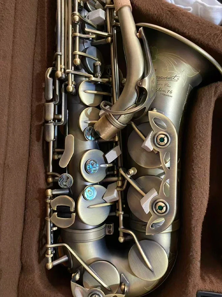 Classic Eb 76 Vintage Bronze Alto Saxophone with Exquisite Carved Design and Accessories
Classic Eb 76 Vintage Bronze Alto Saxophone with Exquisite Carved Design and Accessories