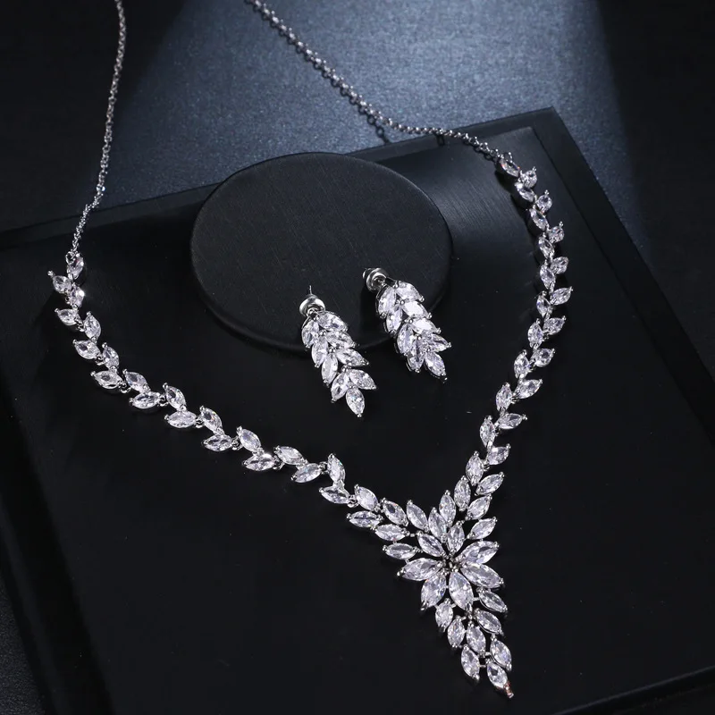 Earrings Necklace 2pcs Jewelry Sets Bride Wedding Dinner Party Luxury Jewelry Shiny White Zircon Leaf Plant Necklace Women Gift
Earrings Necklace 2pcs Jewelry Sets Bride Wedding Dinner Party Luxury Jewelry Shiny White Zircon Leaf Plant Necklace Women Gift