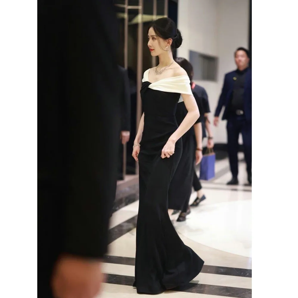 Элегантное черное вечернее платье на одно плечо, приталенное, с изысканным дизайном, для торжественных мероприятий, класса люкс.
Элегантное черное вечернее платье на одно плечо, приталенное, с изысканным дизайном, для торжественных мероприятий, класса люкс.